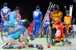 Veronica Pamies disputando un partido de boccia contra la seleccin de Tailandia