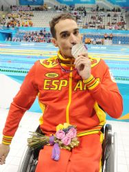 Miguel Luque con la medalla de plata en los 50 metros braza