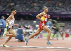 Alberto Suarez, disputando la prueba de 5000 metros.