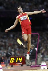 Jose Antonio Exposito en la final de salto de longitud.