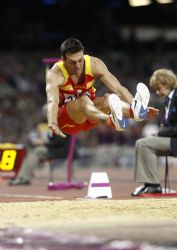 Jose Antonio Exposito en la final de salto de longitud.