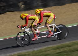 Christian Venge y David Llaurado disputan la prueba de contrarreloj en carretera.