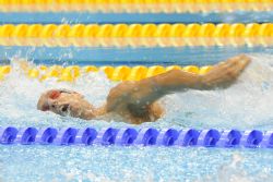 Richard Oribe nadando la prueba de 100 metros libres.