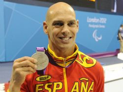 Richard Oribe medalla de plata en los 100 metros libres.