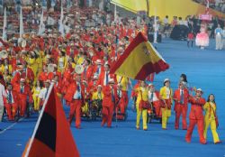 David Casinos, abanderado del Equipo Paralmpico Espaol, abre el desfile de la delegacin nacional.