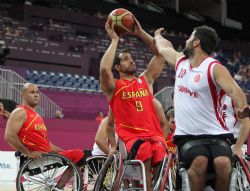 Partido de Espaa contra Turquia, Alejandro Zarzuela tirando a canasta.