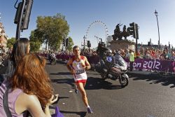 Alberto Suarez Laso, disputando la carrera de maratn en la categora de T46-T12