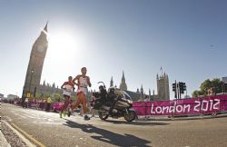 Alberto Suarez Laso, medalla de oro en la carrera de maratn en la categora de T46-T12