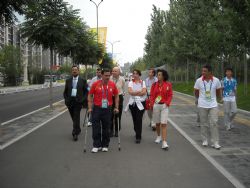 La ministra de Educacin, Mercedes Caberra, durante su visita a la villa paralmpica.