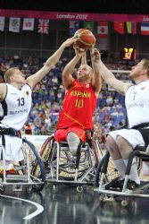 Ismael Garca, tirando a canasta en el partido contra la seleccin Paralmpica de baloncesto en silla de ruedas.