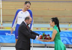 Miguel Sagarra participa en la entrega de medallas de ciclismo.