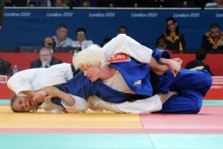 Marta Arce,  luchando contra la judoka finlandesa Paivi Tolppanen