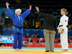 Marta Arce, celebrando su victoria ante la judoka finlandesa Paivi Tolppanen