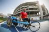 Jorge Madera mostrando su silla de atletismo.