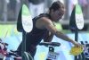 Rakel Mateo deja la bicicleta en la prueba de triatln.