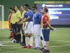 Los jugadores de Espaa y Mxico, junto a los rbitros, antes de comenzar el partido.