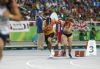 Una corredora toma la salida en la prueba de relevos 4x100.