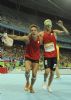 Gerard Descarrega y su gua, Marcos Blanquio, tras proclamarse campeones paralmpicos en los 400 metros lisos.