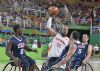 Asier Garca (13) intenta una accin ofensiva durante la final paralmpica de baloncesto entre Espaa y Estados Unidos (52-68)