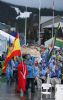 Jon Santacana porta la bandera del equipo español en la Ceremonia de Clausura.