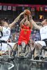 Ismael Garca, tirando a canasta en el partido contra la seleccin Paralmpica de baloncesto en silla de ruedas.