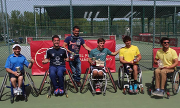 Los ganadores con sus trofeos