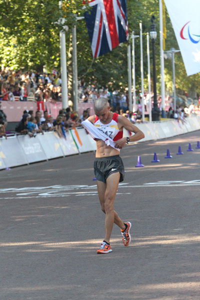 ABDERRAHMAN AIT SE CUELGA LA PLATA EN EL MARATÓN