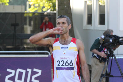Alberto Surez emcionado al finalizar en el maratn con oro