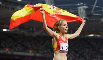 Elena congost agita la bandera de Espaa en Londres