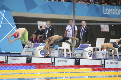 Enhamed Enhamed lanzndose a la piscina 