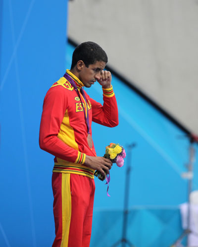 El nadador Enhamed Enhamed emocionado recibiendo la medalla 