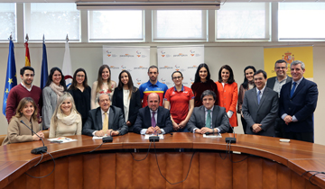 Foto de familia tras la firma