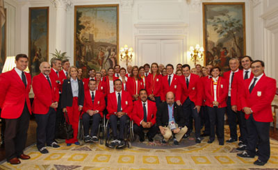 Foto de familia en la embajada espaola en Londres con la infanta Elena, la ministra Ana Mato y el presidente del Comit Paralmpico Espaol, Miguel Carballeda