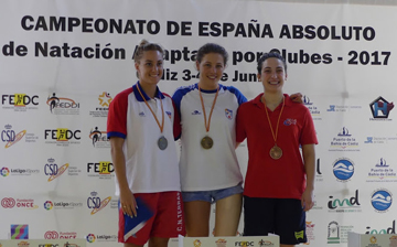 Tres nadadoras en el podio