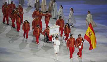 SANTACANA Y GALINDO DESFILAN CON LA BANDERA ESPAÑOLA EN LA INAUGURACIÓN DE LOS JUEGOS PARALÍMPICOS DE SOCHI