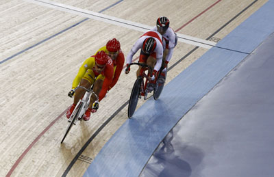 EL tndem Porto-Villanueva compitiendo en el veldromo contra el tndem japons