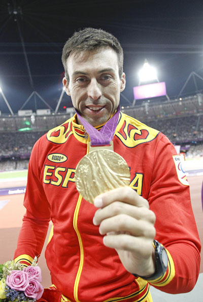 Jos Antonio Expsito con su medalla de oro en salto de longitud