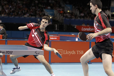 Jos Manuel Ruiz y Jorge Cardona compitiendo en tenis de mesa