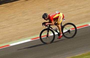 Maurice Eckhard en la carretera con la bicicleta