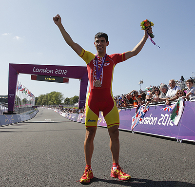 El ciclista Eckhard con su medalla de bronce en crono carretera Londres 2012