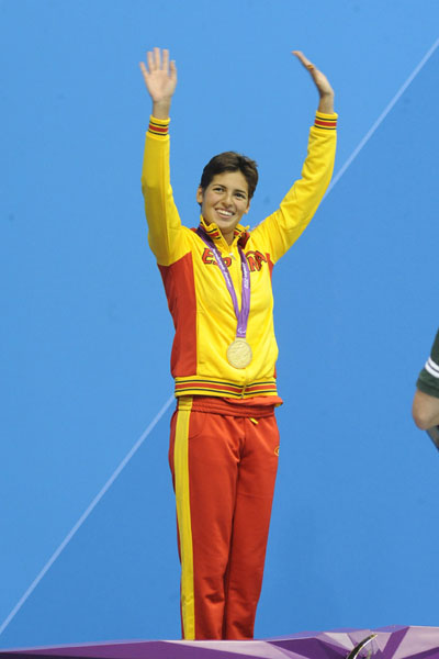 Michelle Alonso con su medalla de oro en 100 braza