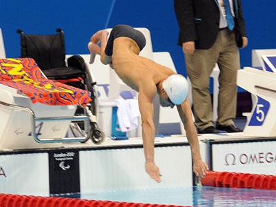 Miguel Luque saltando a la piscina al inicio de la prueba de los 50 braza
