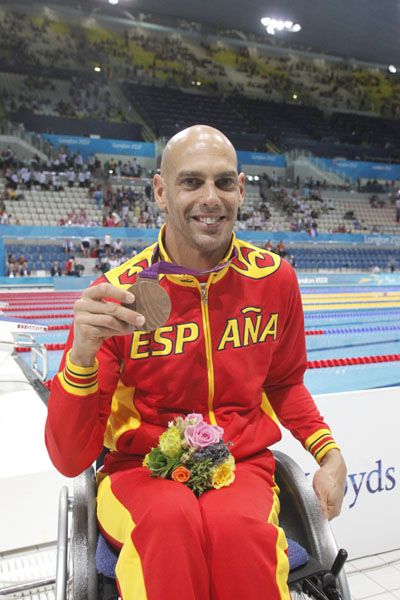 Richard Oribe con su medalla de bronce