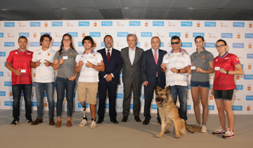 Foto de familia tras la entrega de las tarjetas