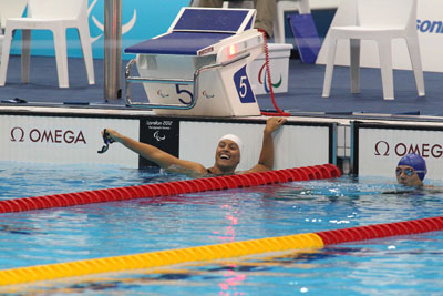 Teresa Perales al borde de la piscina, preparada para competir