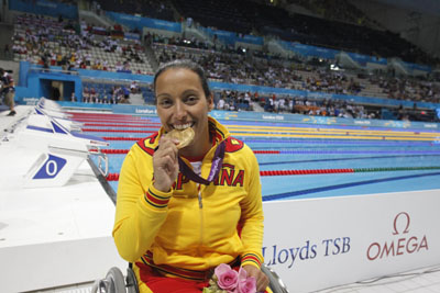 Teresa Perales mordiendo su medalla de oro de los Juegos Paralmpicos de Londres 2012