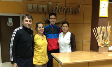 Los ciclistas Porto y Cabello en una de las clnicas de Unidental