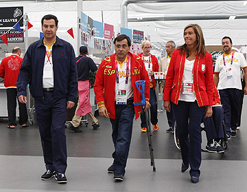 LA MINISTRA DE SANIDAD ANIMA A LOS DEPORTISTAS ESPAÑOLES EN SU VISITA A LA VILLA PARALÍMPICA DE LONDRES