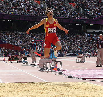 El atleta Xavi Porras en el triple salto para ciegos totales Londres 2012
