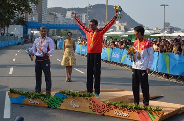 ALBERTO SUÁREZ RECIBE LA PLATA EN MARATÓN DE RÍO 2016